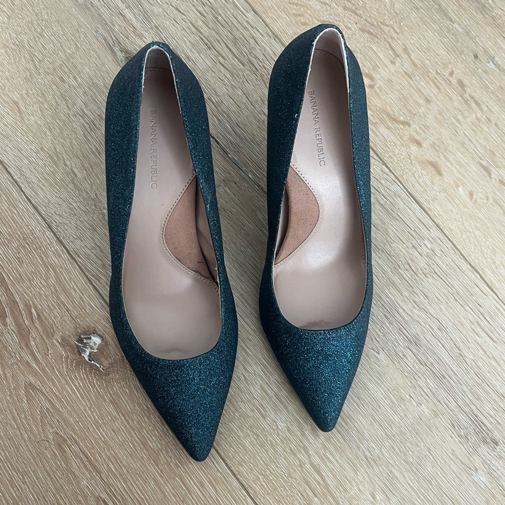 Never worn! Banana republic sparkly pumps!